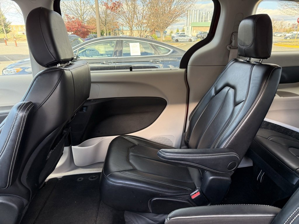 Used 2023 Chrysler Pacifica Touring-L image 16
