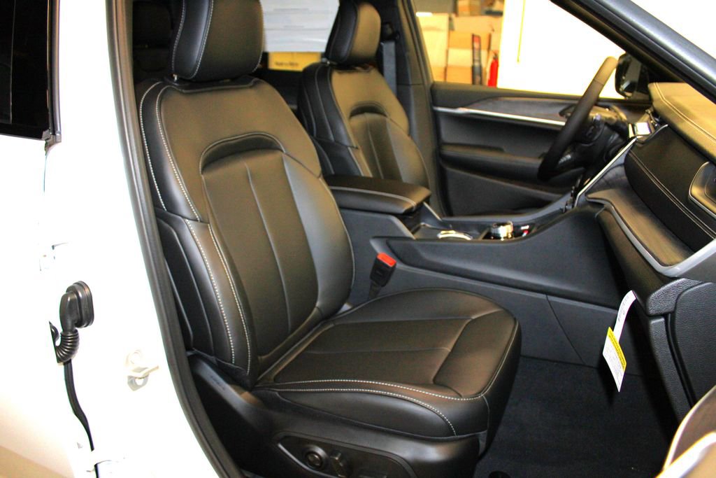 New 2025 Jeep Grand Cherokee L Limited w/ Black Appearance Package image 32