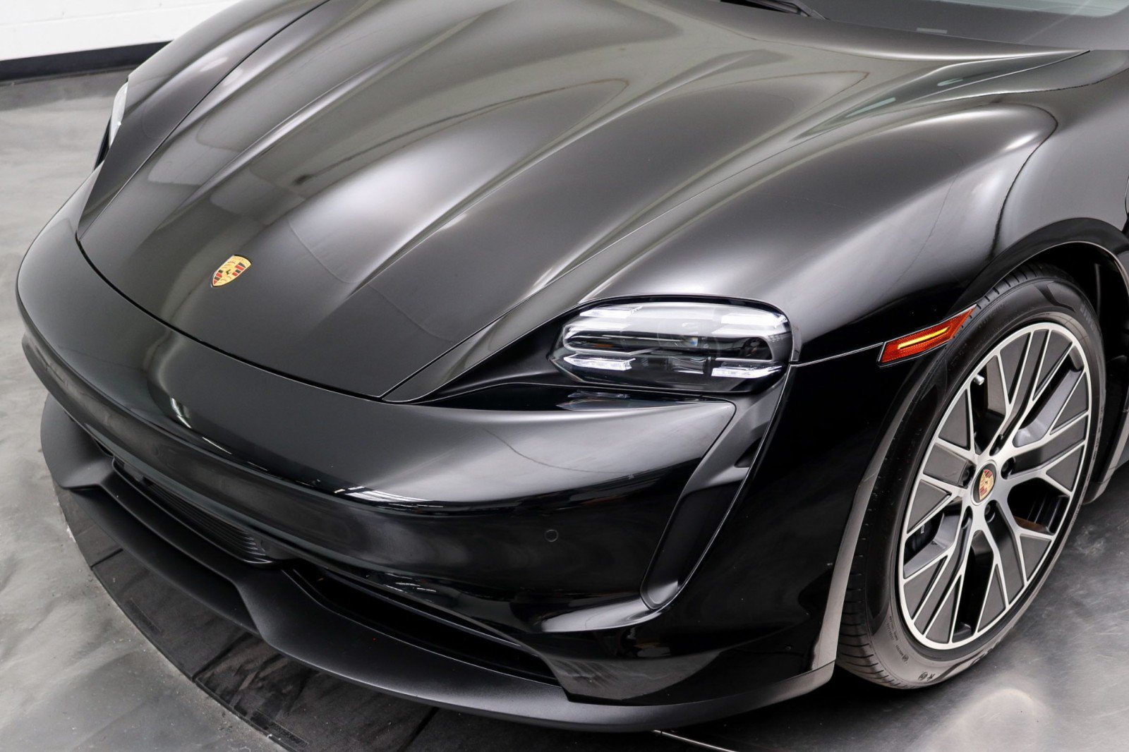 Used 2022 Porsche Taycan RWD image 10