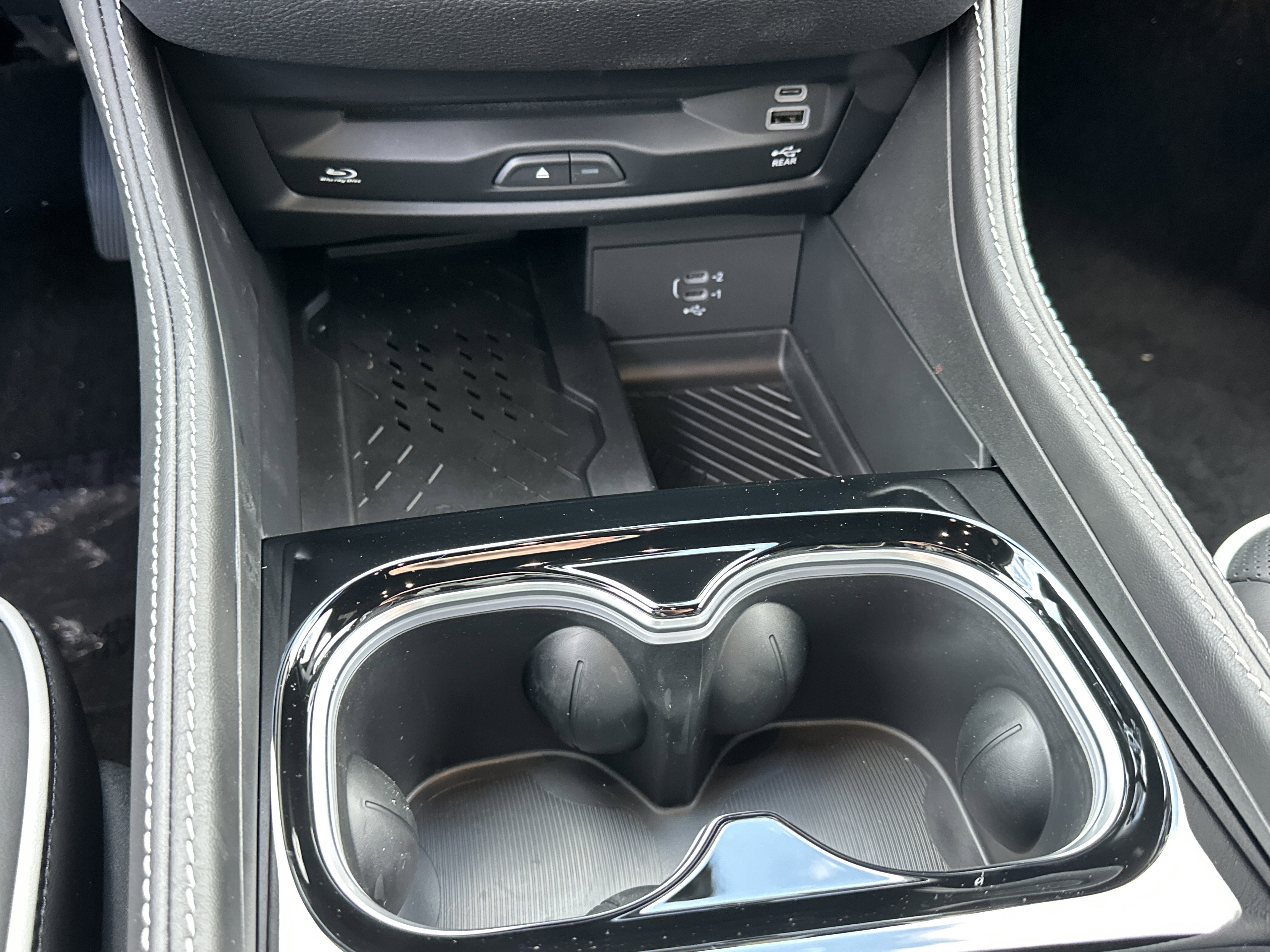 New 2026 Chrysler Pacifica Limited w/ Uconnect Theater Family Group image 4