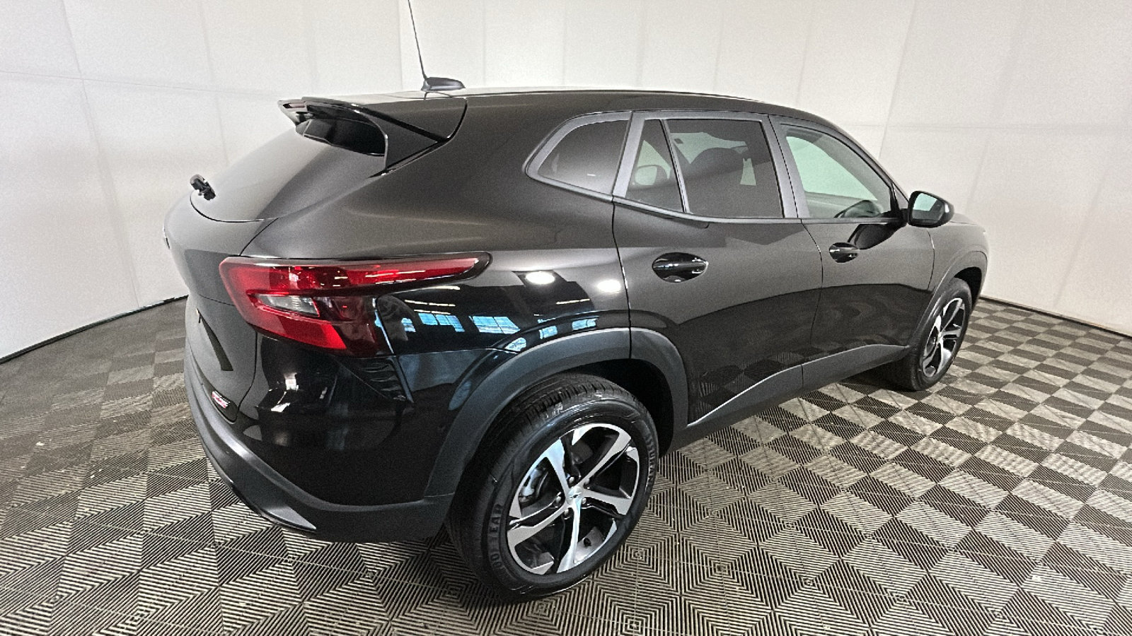 Used 2025 Chevrolet Trax RS w/ Sunroof Package FWD image 3
