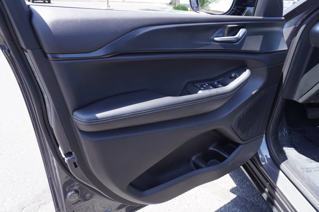 Used 2025 Jeep Grand Cherokee L Altitude RWD image 17