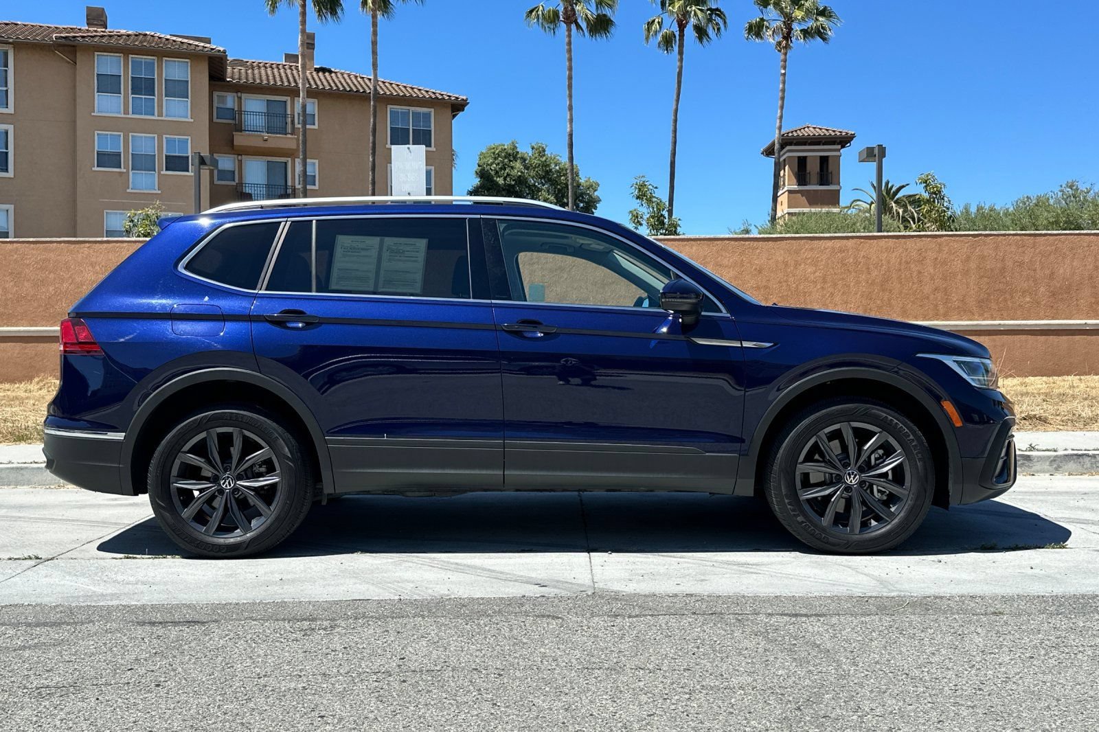Used 2022 Volkswagen Tiguan SE w/ Panoramic Sunroof Package AWD/4WD image 3