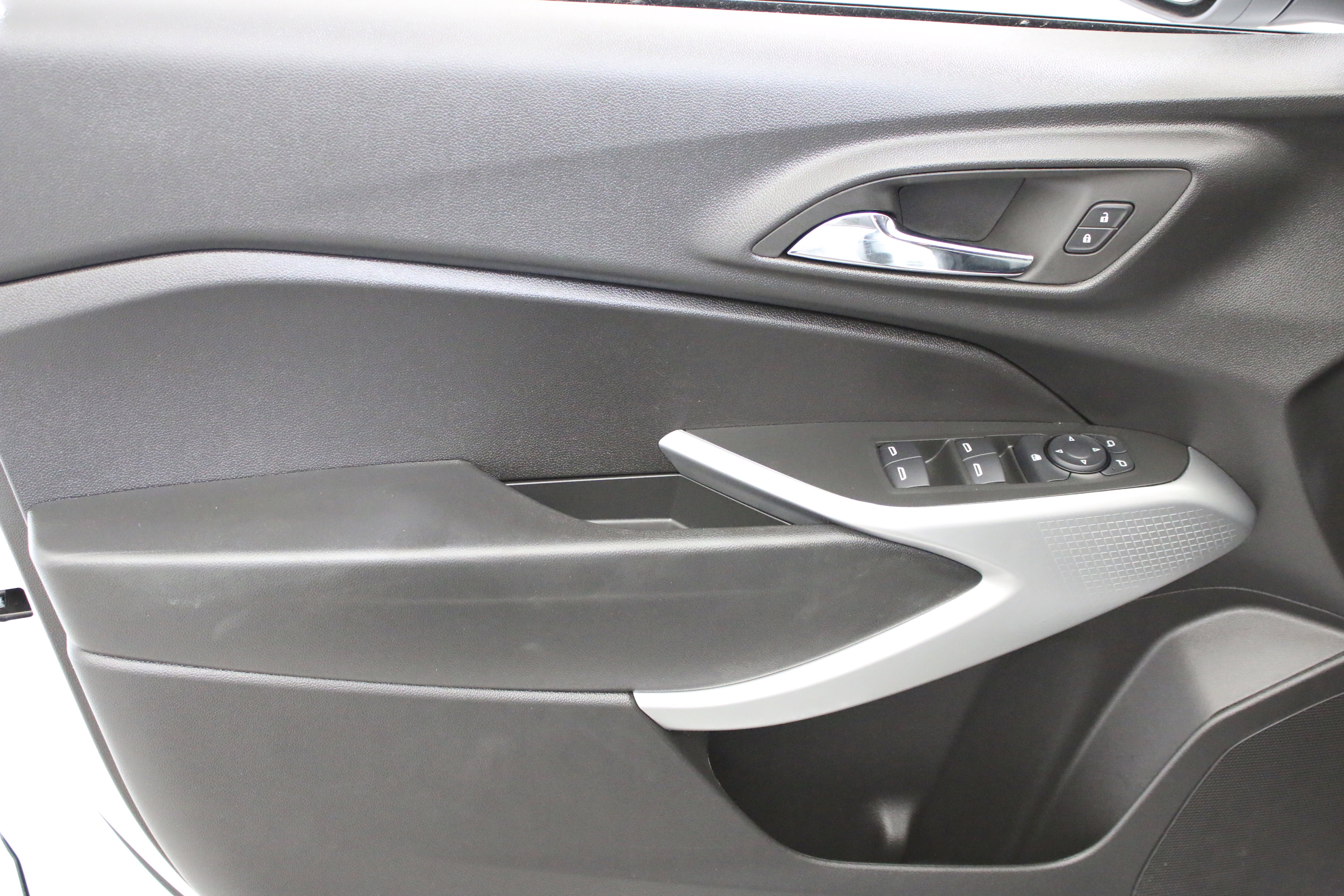 Used 2025 Chevrolet Trax LS image 23