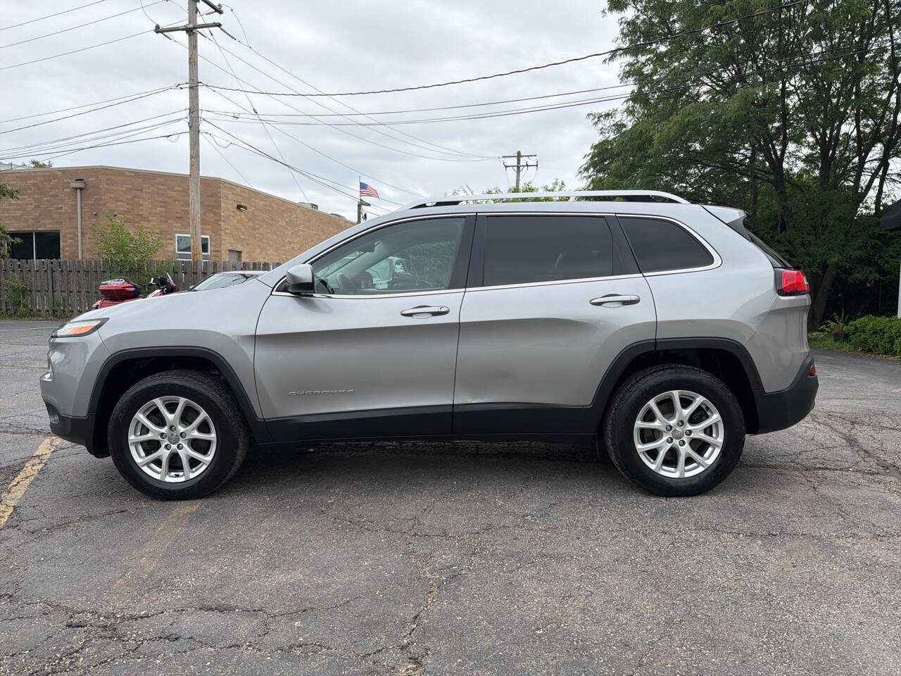 Used 2015 Jeep Cherokee Latitude w/ Cold Weather Group AWD/4WD image 3