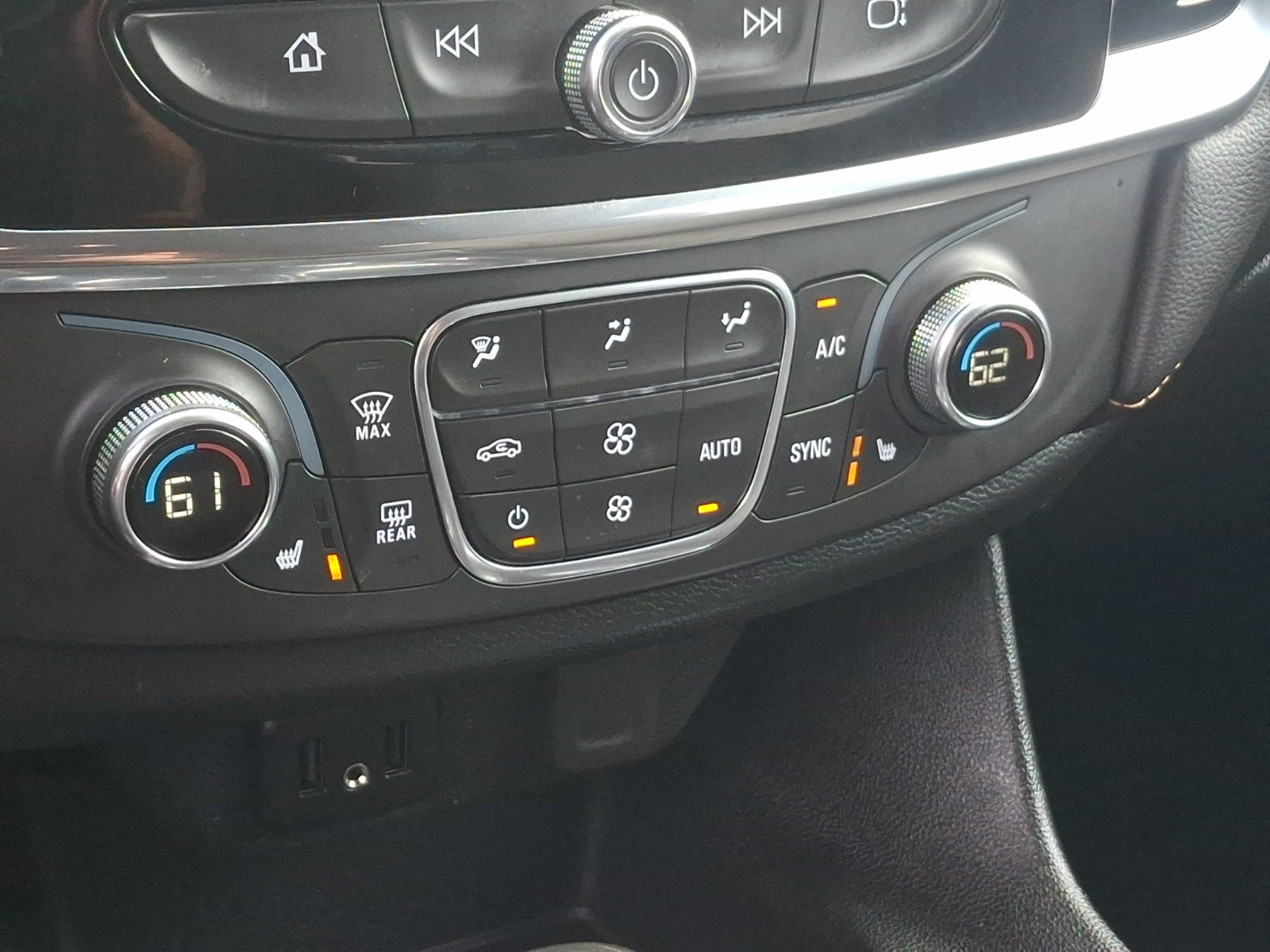 Used 2020 Chevrolet Traverse LT w/ Driver Confidence II Package AWD/4WD image 16