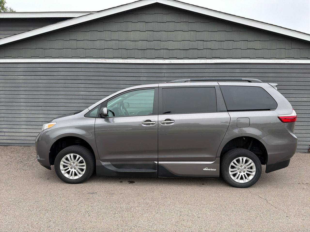 Used 2017 Toyota Sienna XLE FWD image 9
