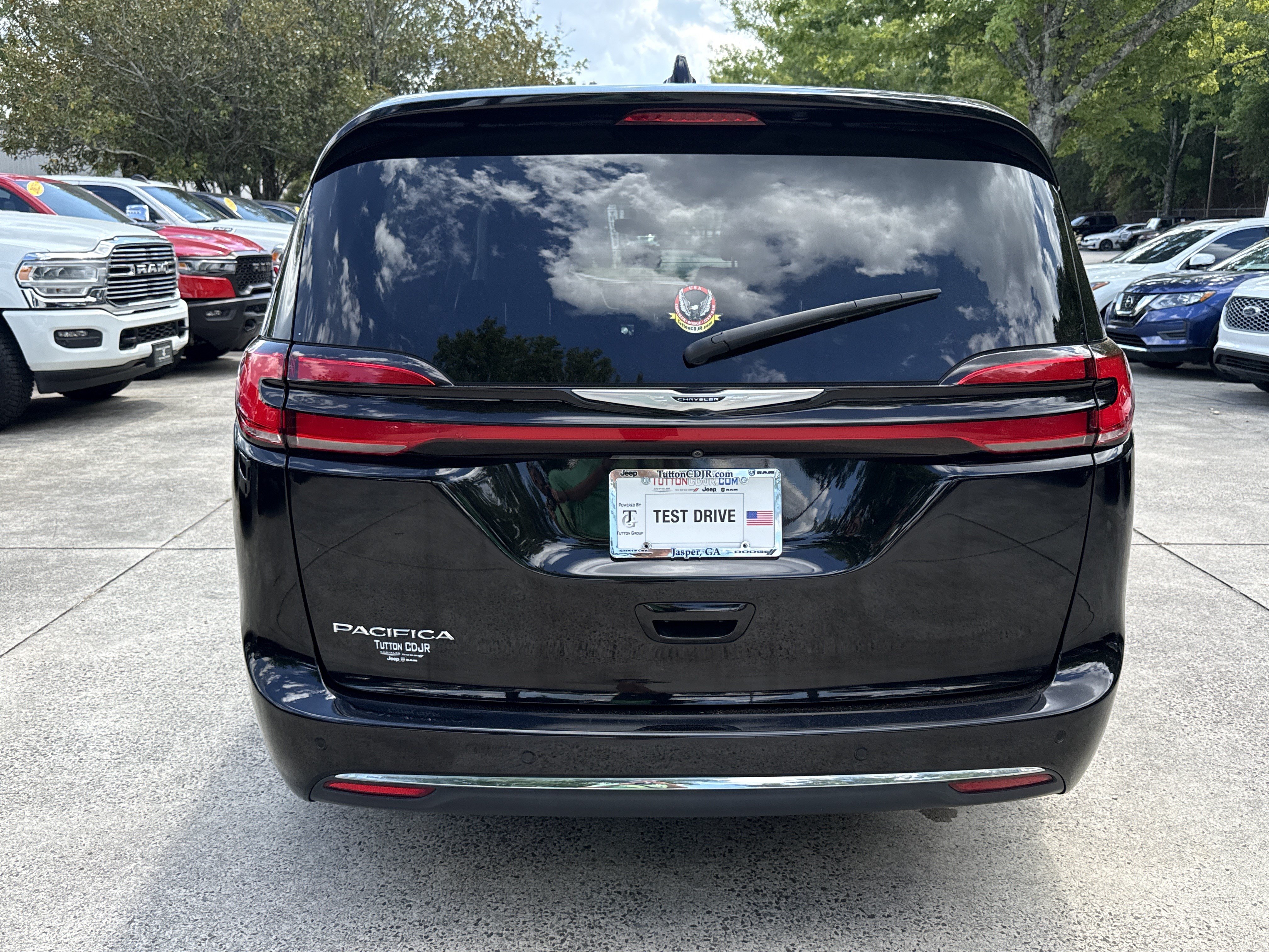 Used 2024 Chrysler Pacifica Touring-L FWD image 6