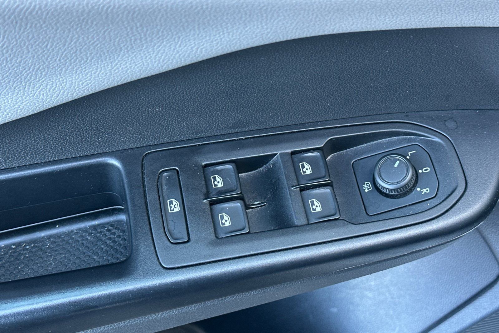 Used 2024 Volkswagen Taos SE image 13