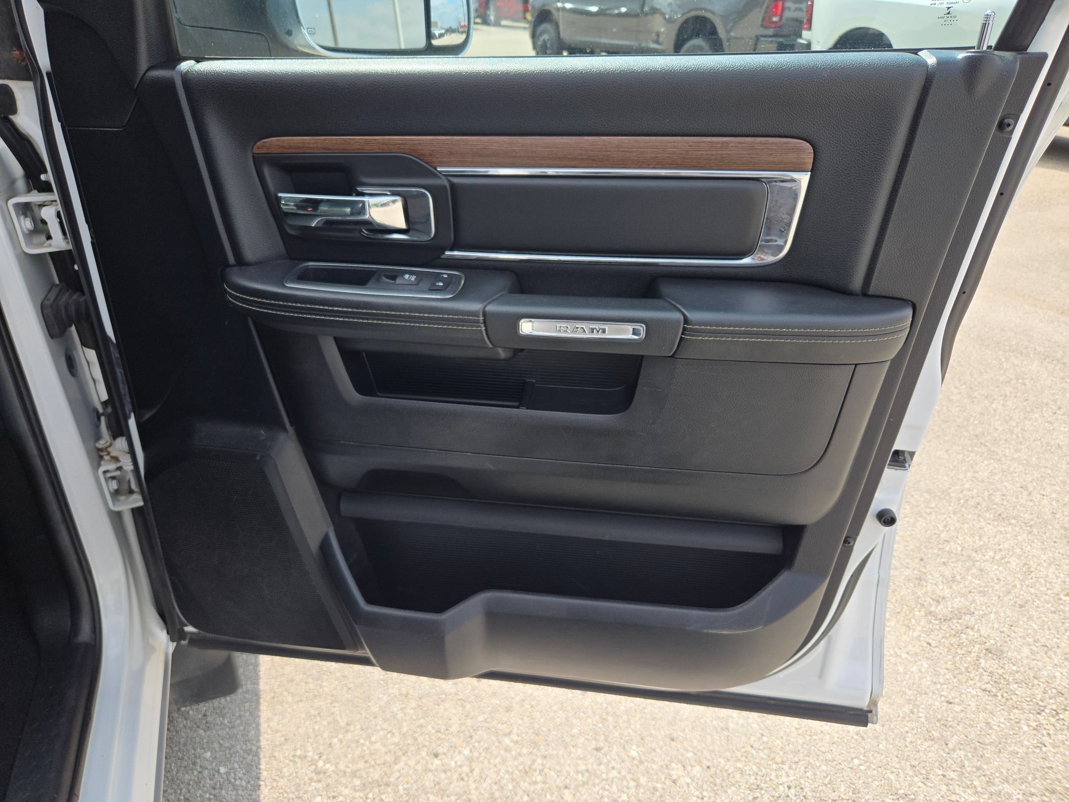 Used 2014 RAM 1500 Laramie w/ Convenience Group AWD/4WD image 28