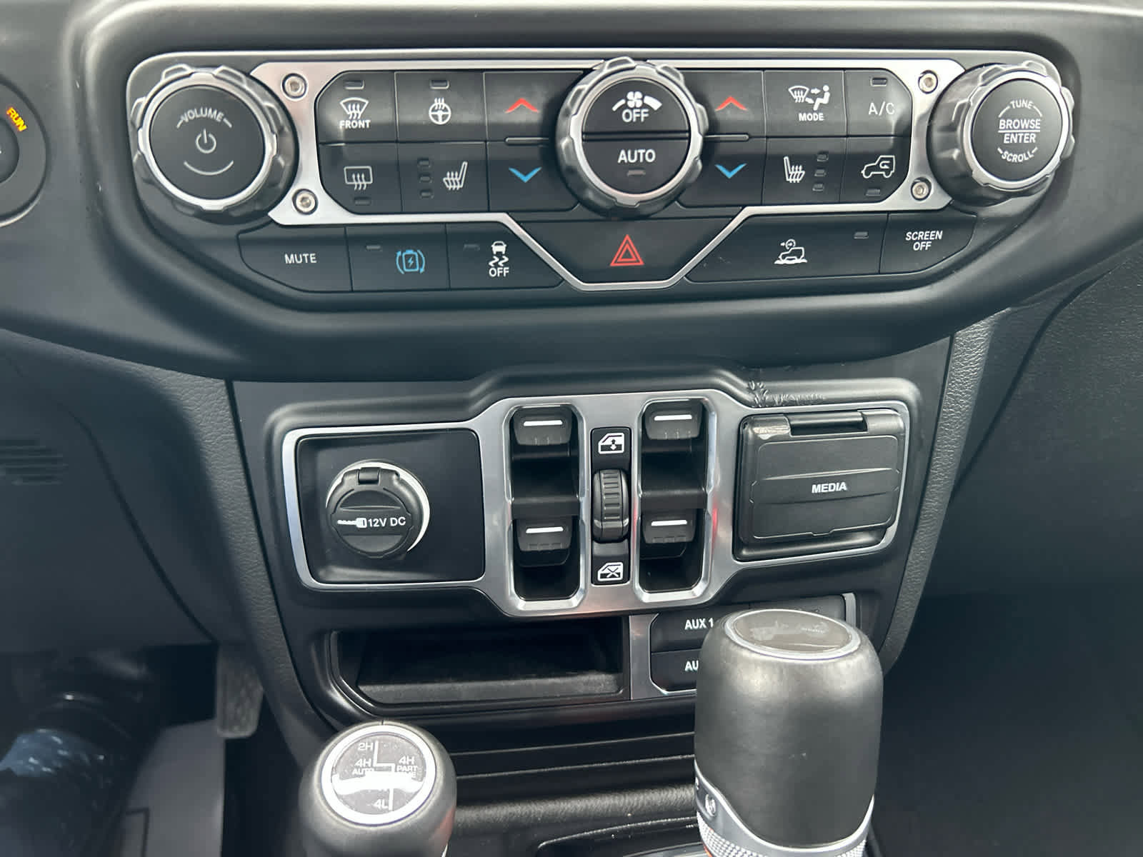 Used 2023 Jeep Wrangler Sahara w/ Cold Weather Group image 28