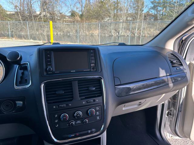 Used 2018 Dodge Grand Caravan SE w/ UConnect Hands-Free Group image 12