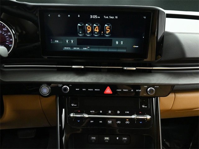 Used 2022 Kia Carnival EX image 24