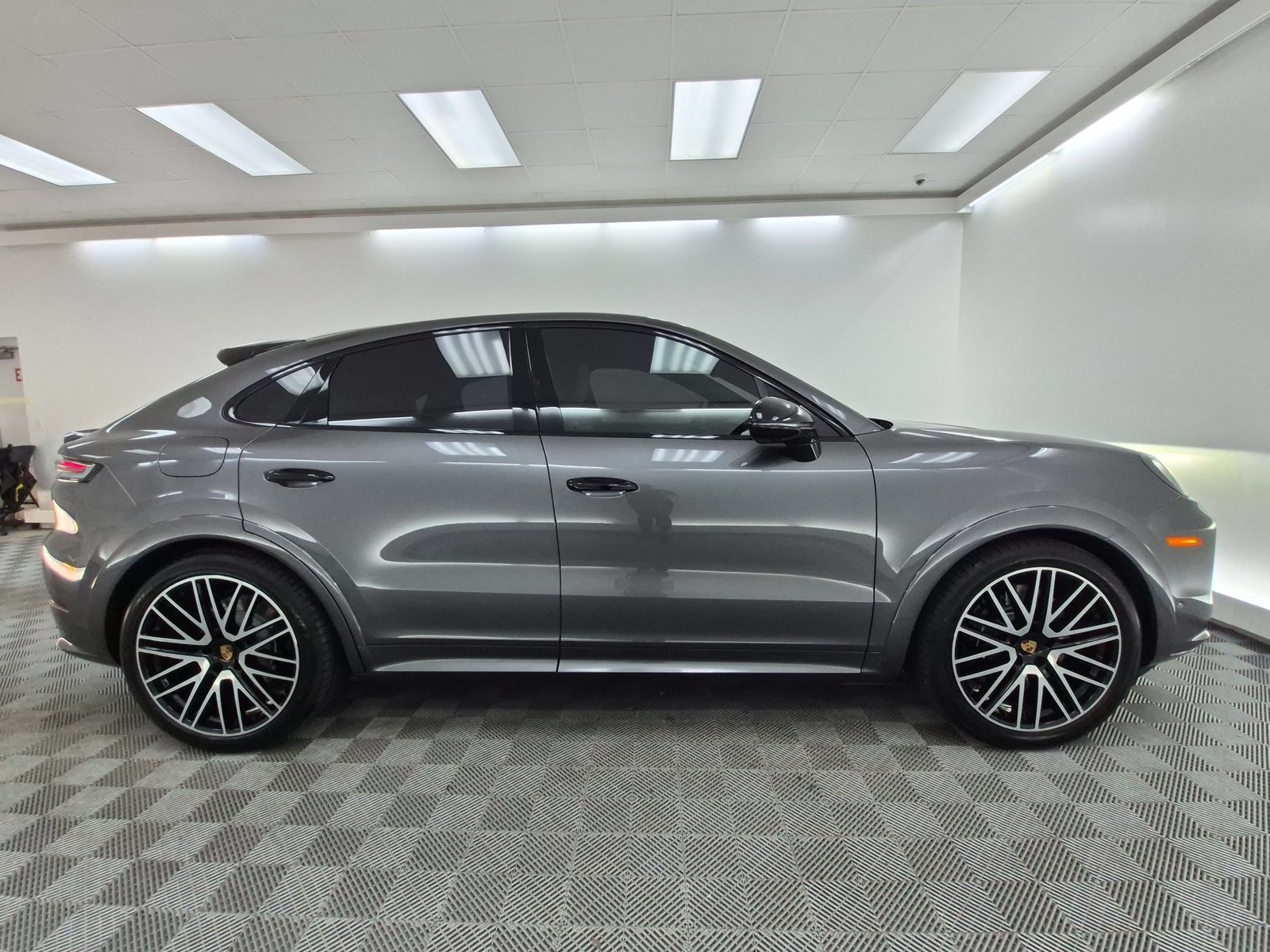 Used 2025 Porsche Cayenne GTS AWD/4WD image 8