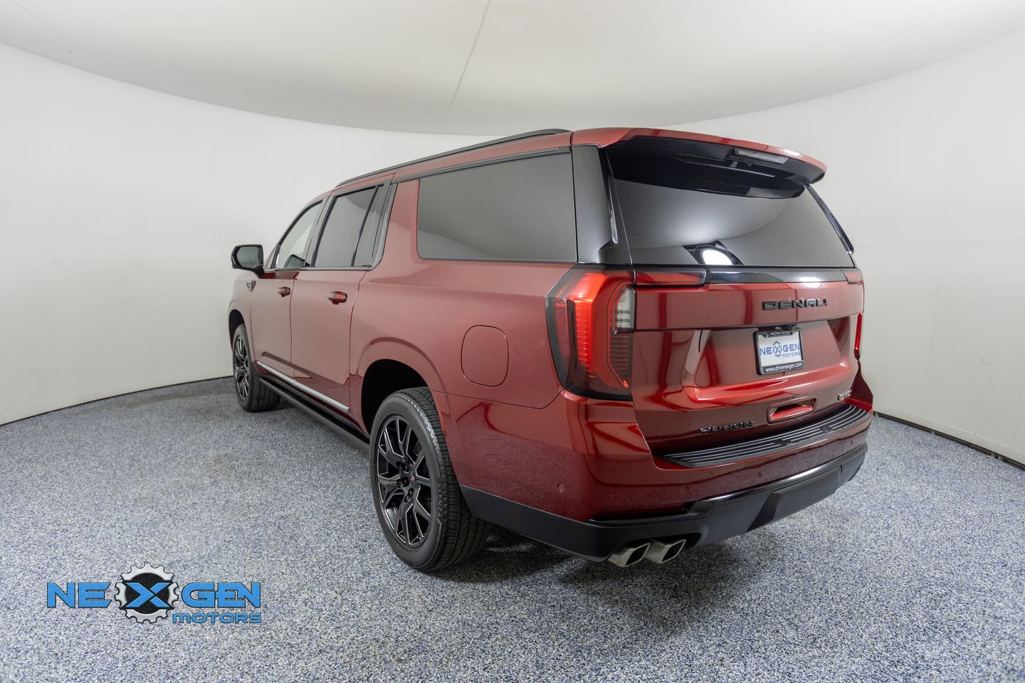 Used 2025 GMC Yukon XL Denali w/ Sun & Power Step Package image 5
