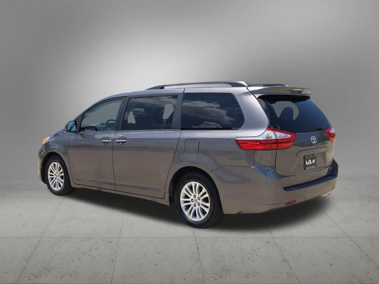 Used 2015 Toyota Sienna XLE w/ XLE Navigation Package FWD image 4