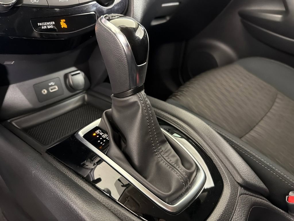 Used 2018 Nissan Rogue SV w/ Premium Package FWD image 32