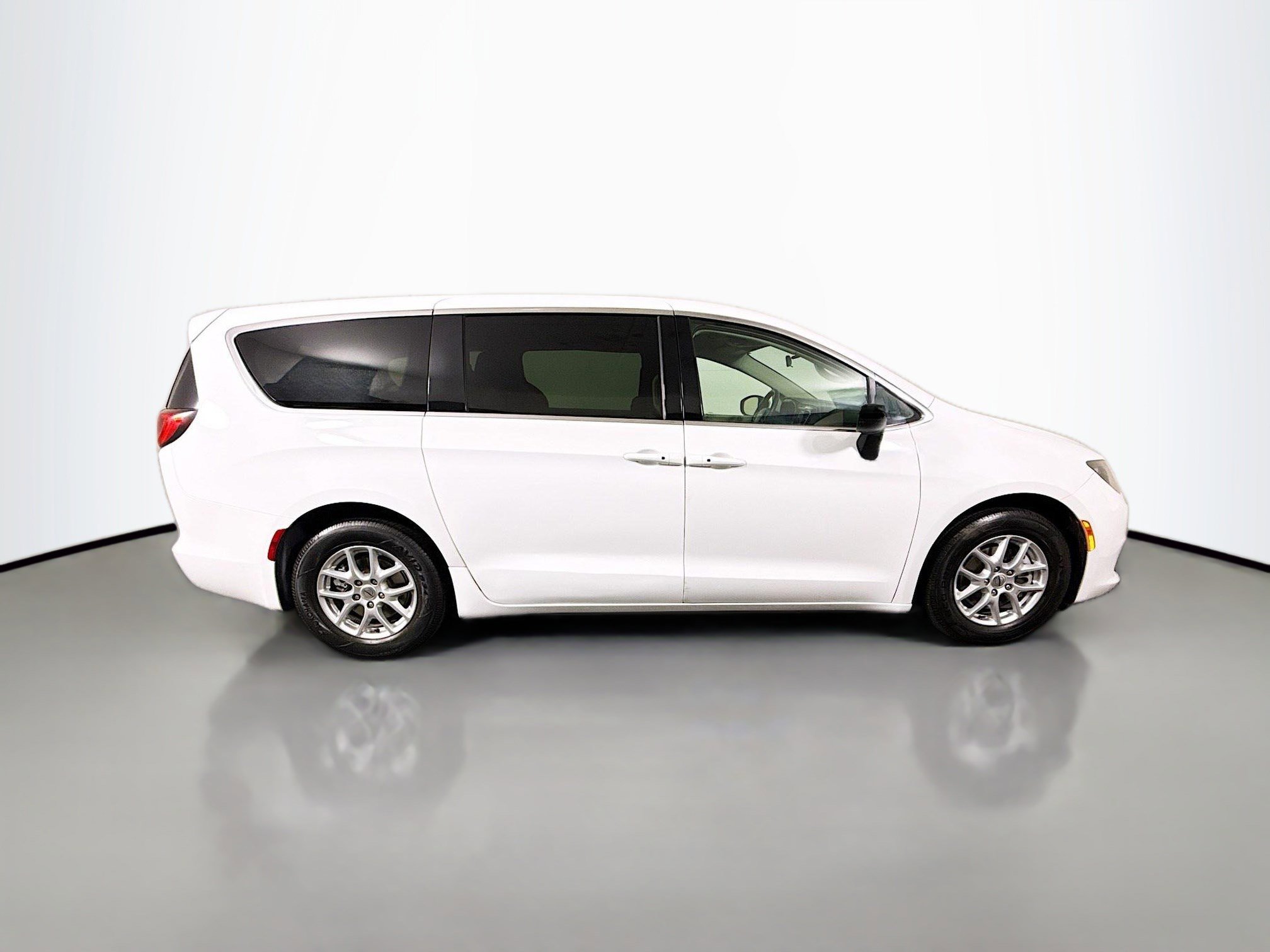 Used 2022 Chrysler Voyager LX FWD image 11