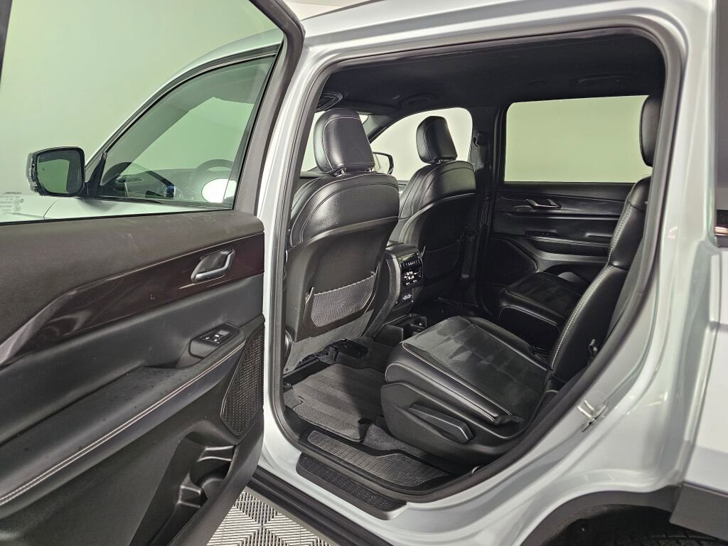 Used 2023 Jeep Grand Cherokee L Laredo AWD/4WD image 32
