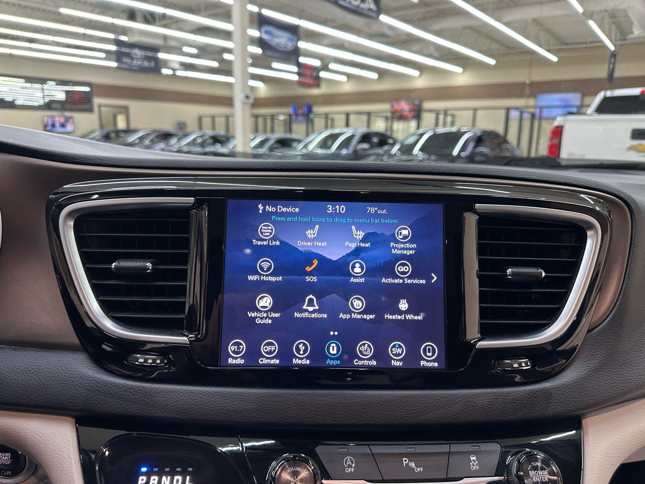 Used 2018 Chrysler Pacifica Touring-L Plus FWD image 28