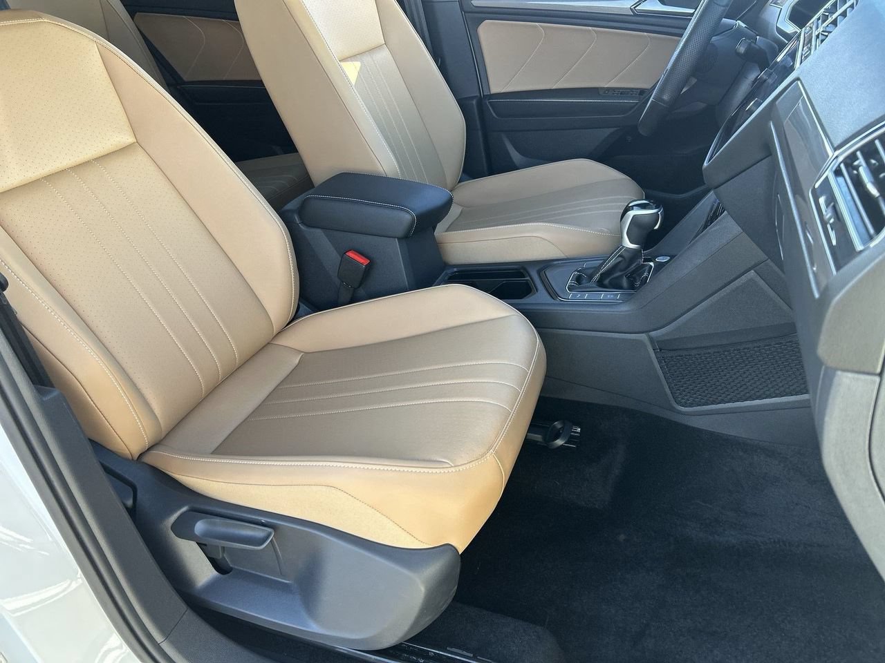 Certified 2024 Volkswagen Tiguan SE R-Line FWD image 8