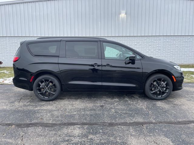 New 2026 Chrysler Pacifica Select w/ S Appearance Package image 17