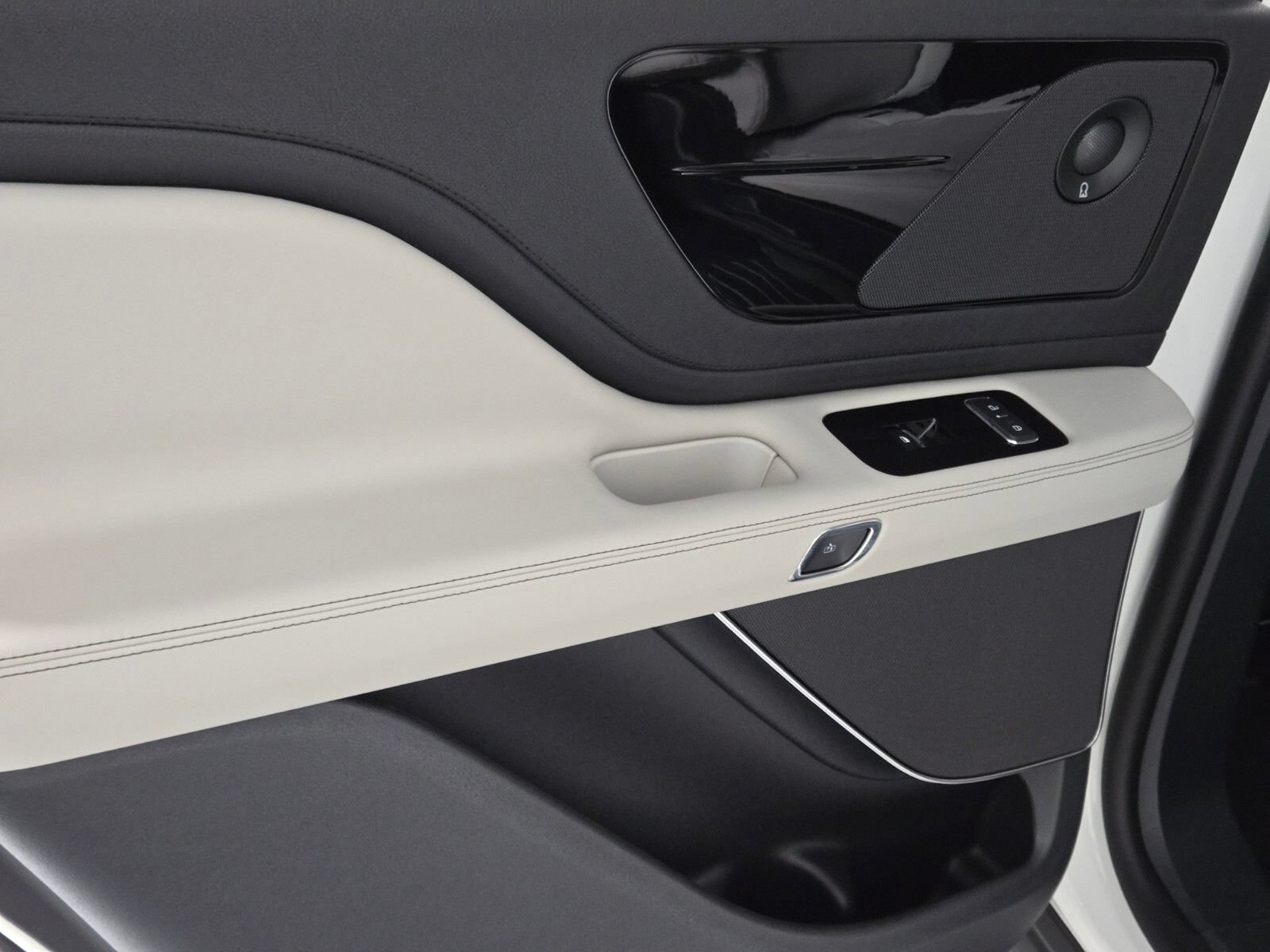 New 2026 Lincoln Aviator AWD image 25