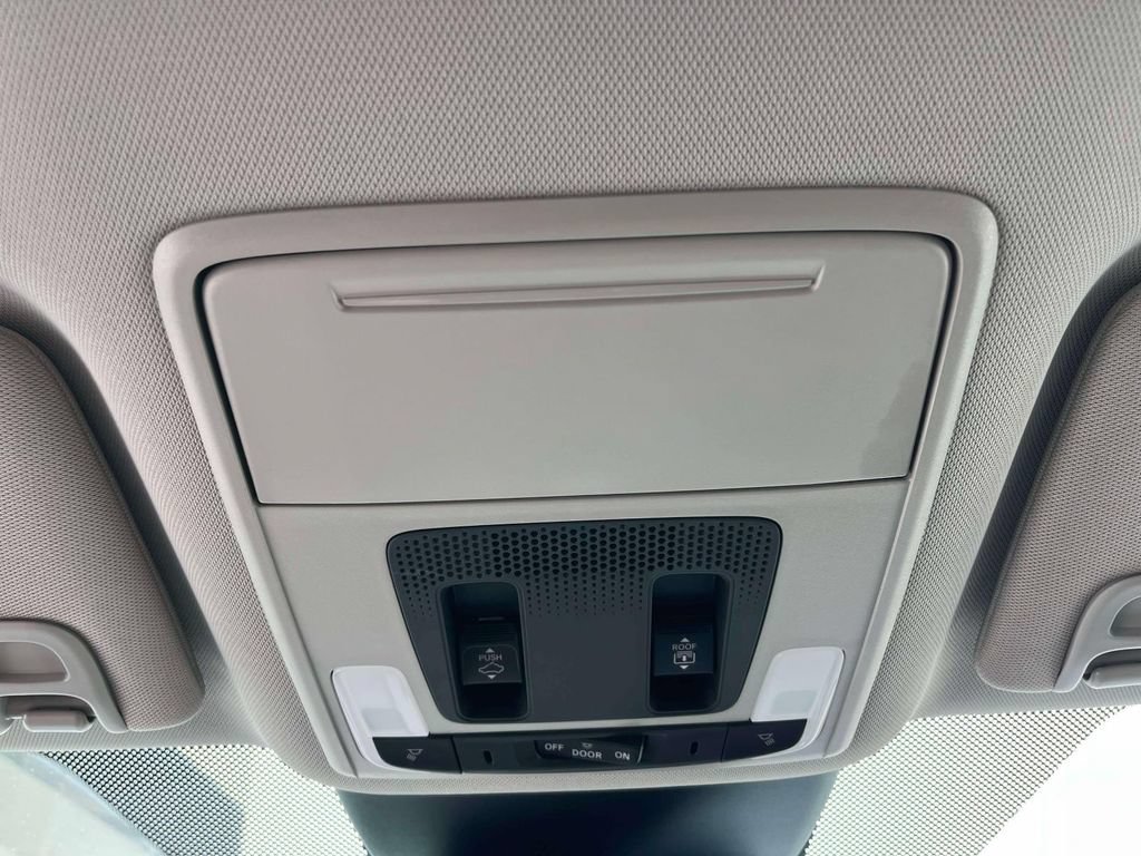 Used 2025 Honda Pilot Touring image 35