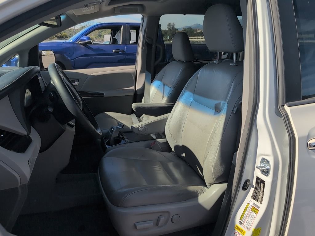 Used 2017 Toyota Sienna XLE image 5