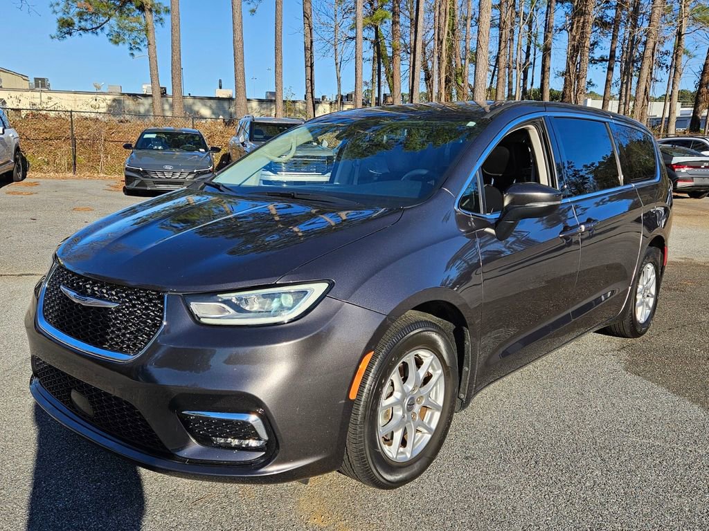 Used 2023 Chrysler Pacifica Touring-L image 3