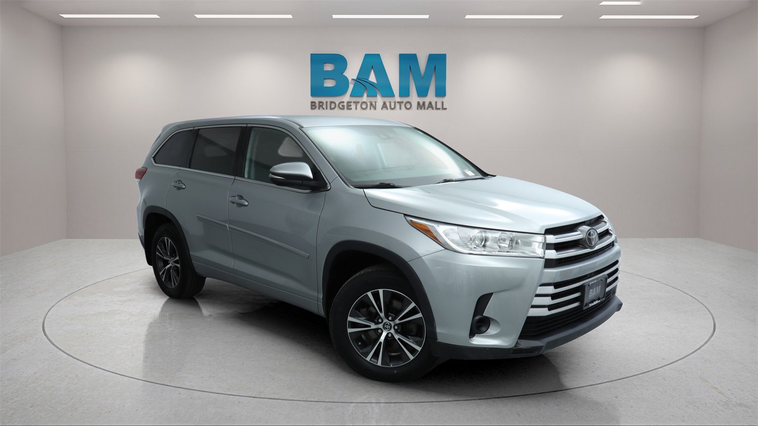 Used 2018 Toyota Highlander LE image 2