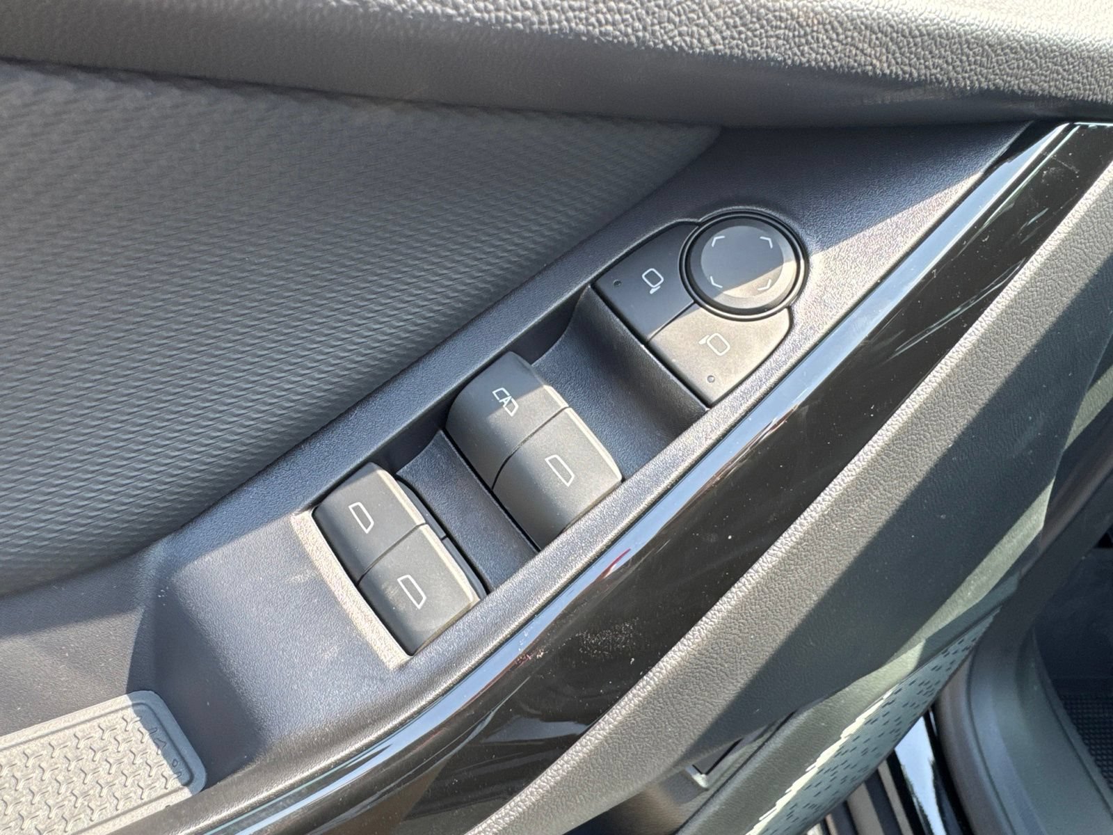 New 2027 Chevrolet Equinox LT w/ Convenience Package II FWD image 15