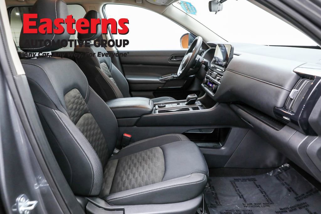 Used 2024 Nissan Pathfinder S image 23