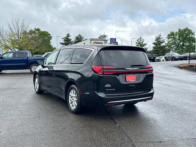 Used 2023 Chrysler Pacifica Touring-L FWD image 7