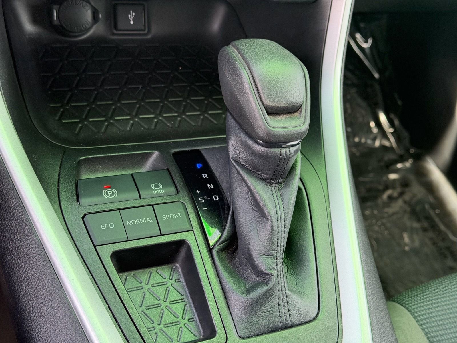 Used 2022 Toyota RAV4 LE w/ Carpet Mat Package (TMS) image 30