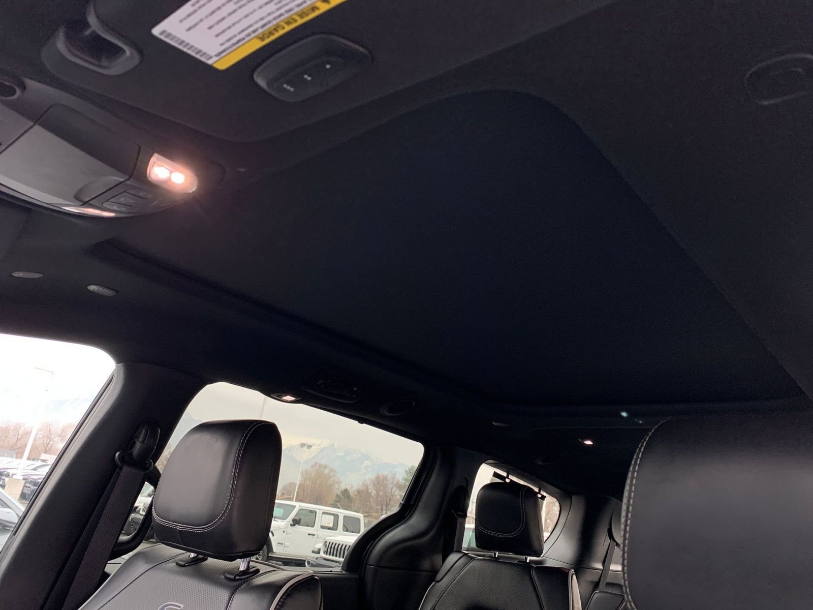 Used 2025 Chrysler Pacifica Limited image 32