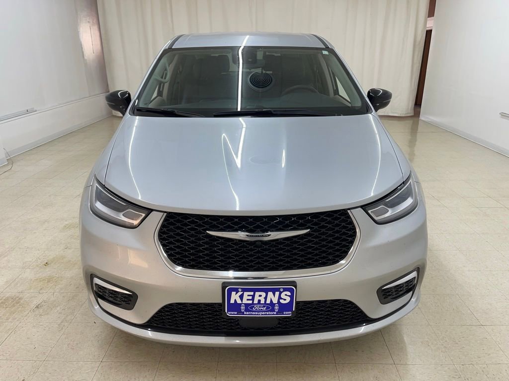 Used 2024 Chrysler Pacifica Select image 9