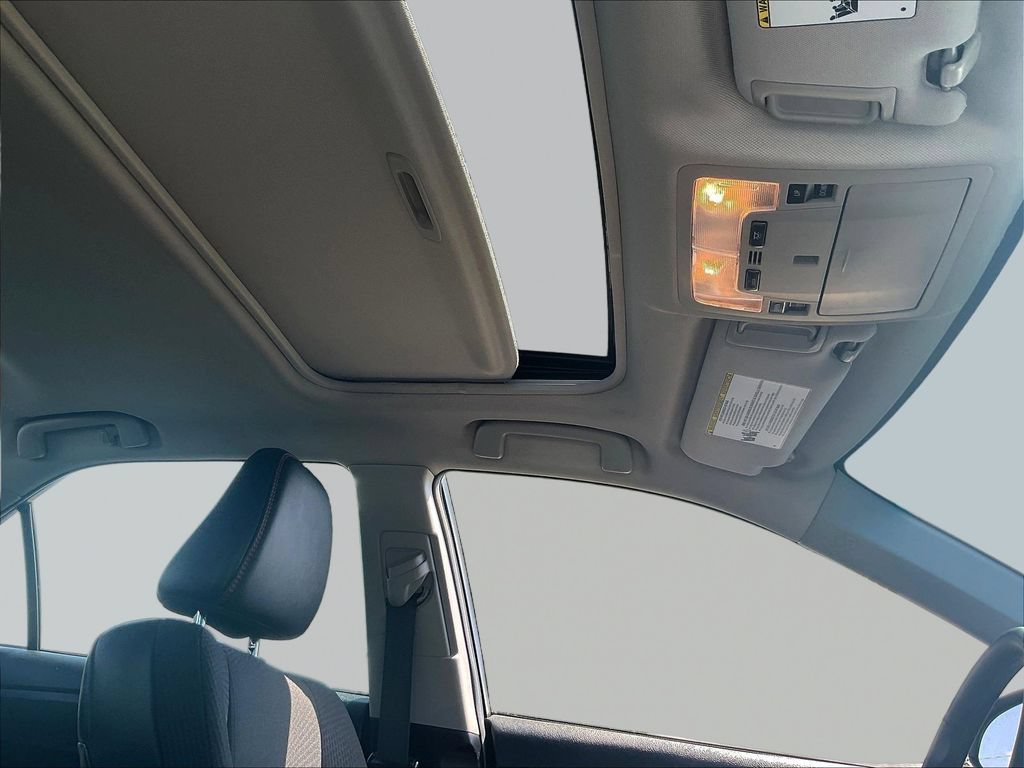 Used 2017 Toyota Camry SE w/ Moonroof Package FWD image 27