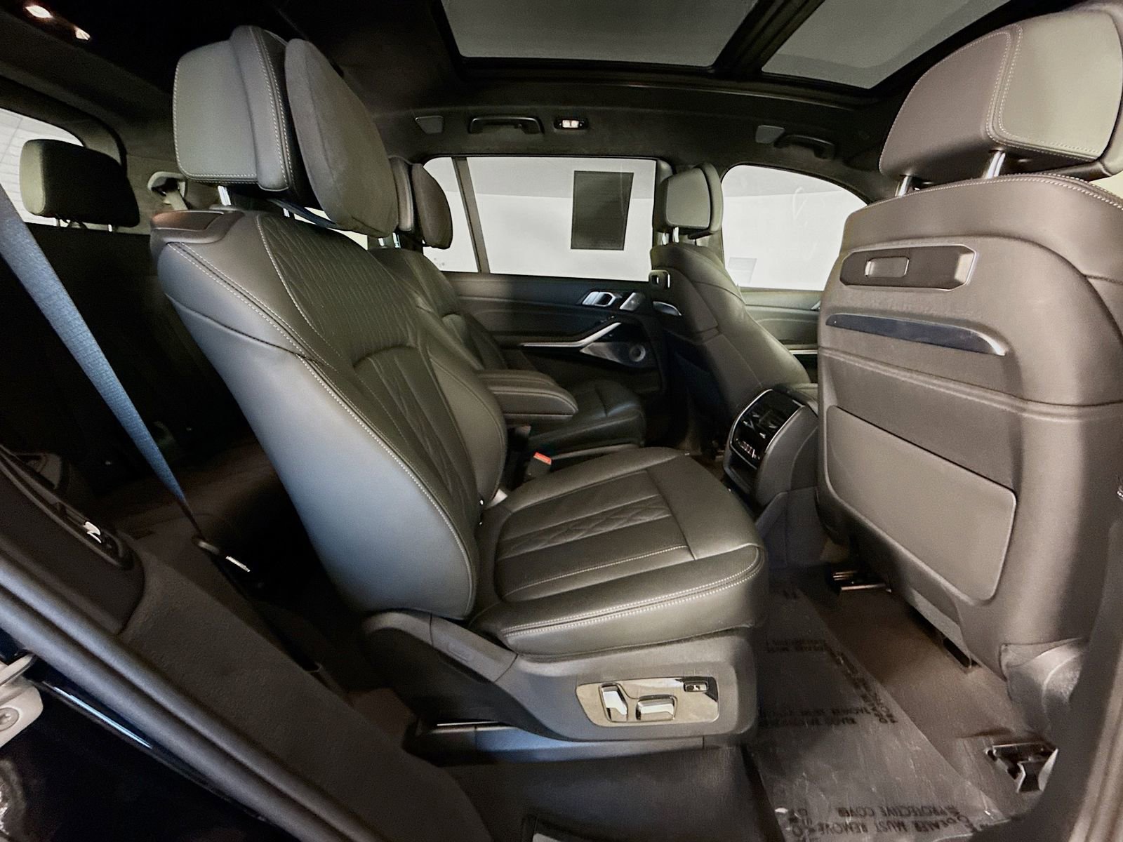 Used 2025 BMW X7 M60i image 30