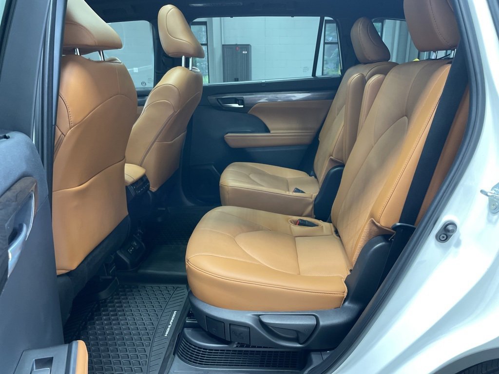 Used 2024 Toyota Highlander Platinum image 16