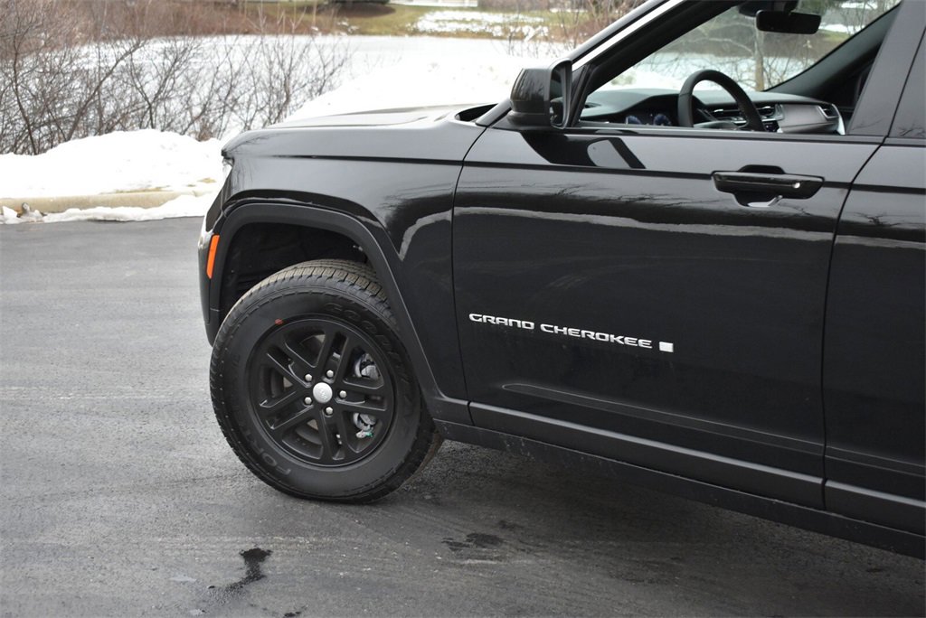 Used 2025 Jeep Grand Cherokee Laredo w/ Luxury Tech Group I image 7