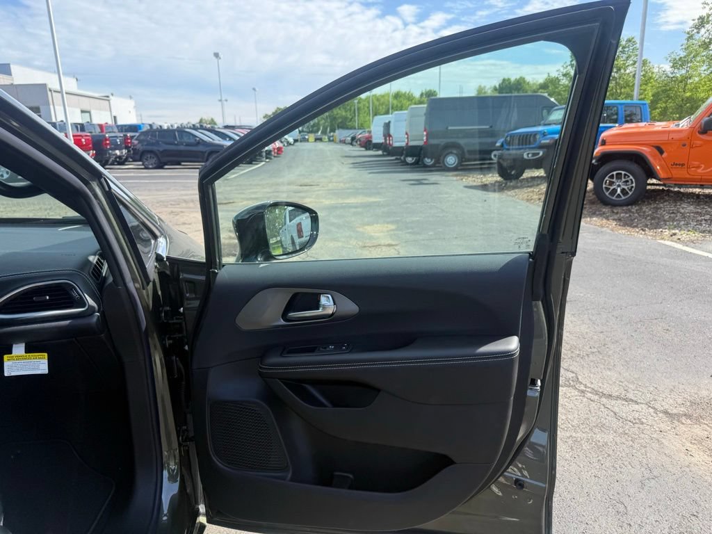 New 2027 Chrysler Pacifica Select FWD image 63