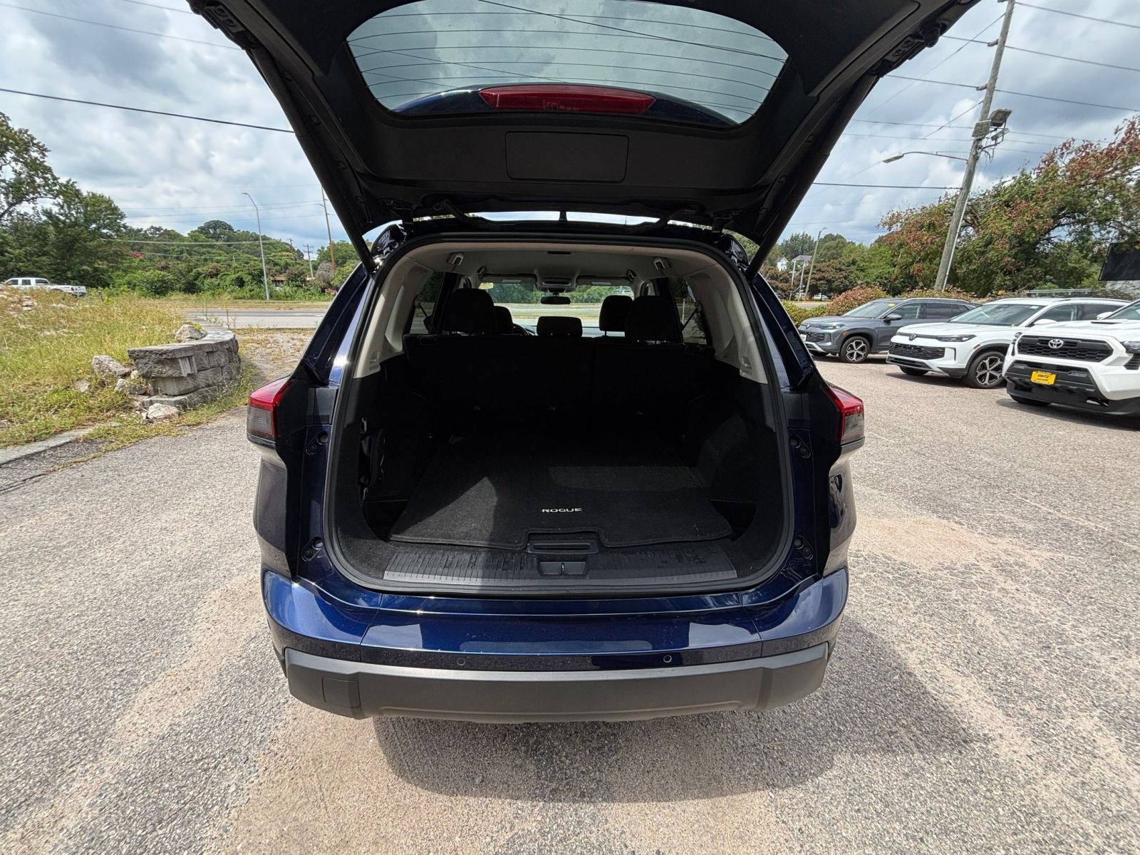 Used 2025 Nissan Rogue SV FWD image 31