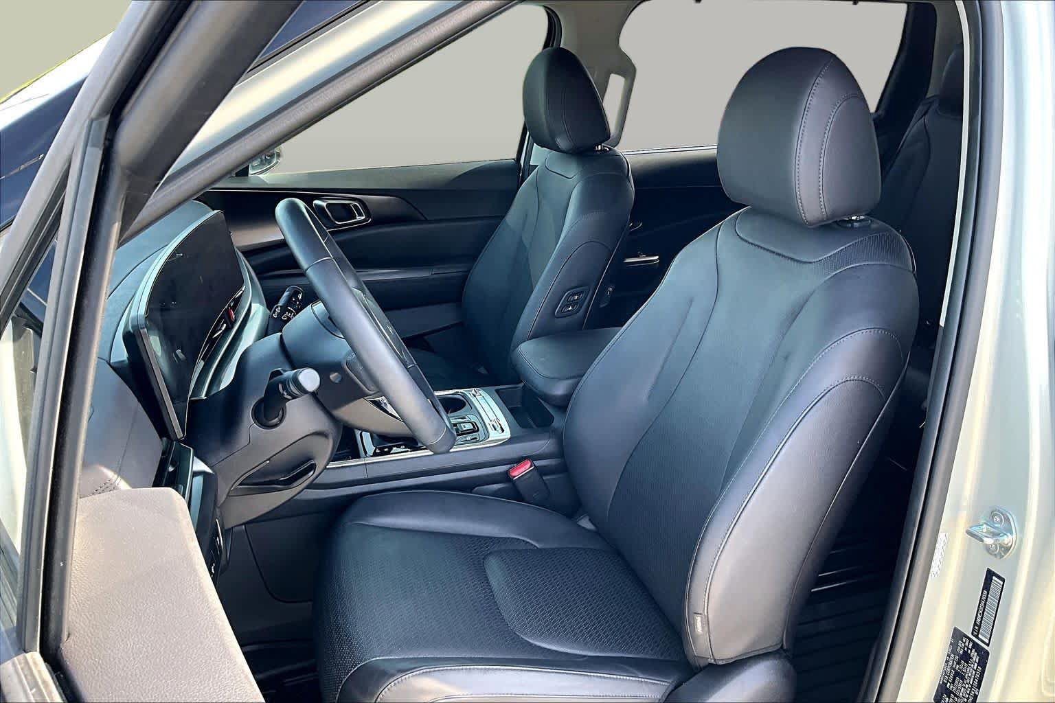Certified 2025 Kia Carnival SX Prestige FWD image 8