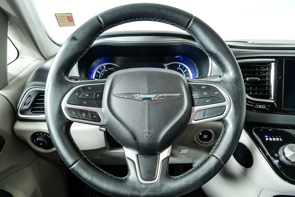 Used 2018 Chrysler Pacifica Touring-L image 14