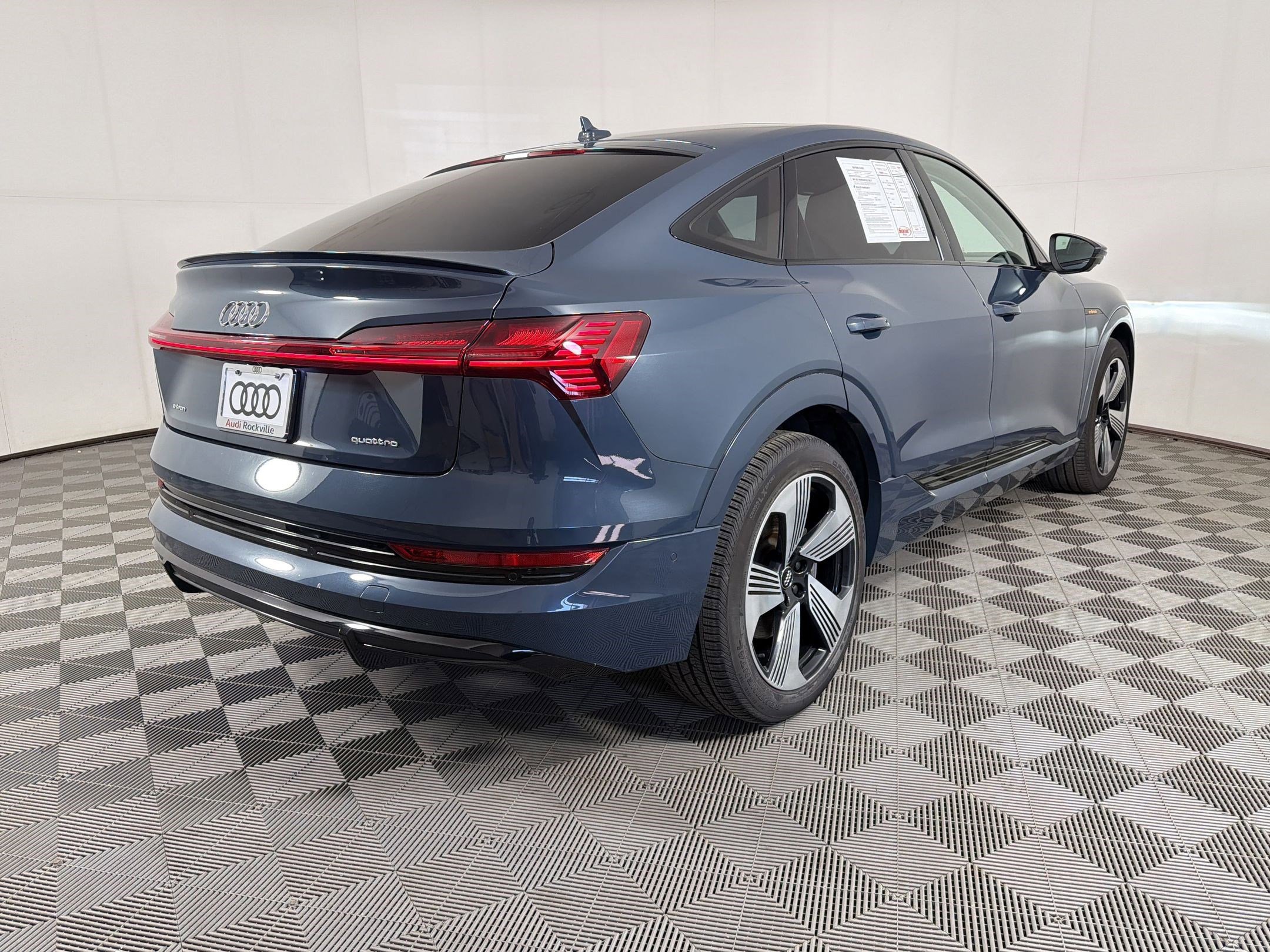 Used 2021 Audi e-tron Prestige w/ Prestige Package image 9