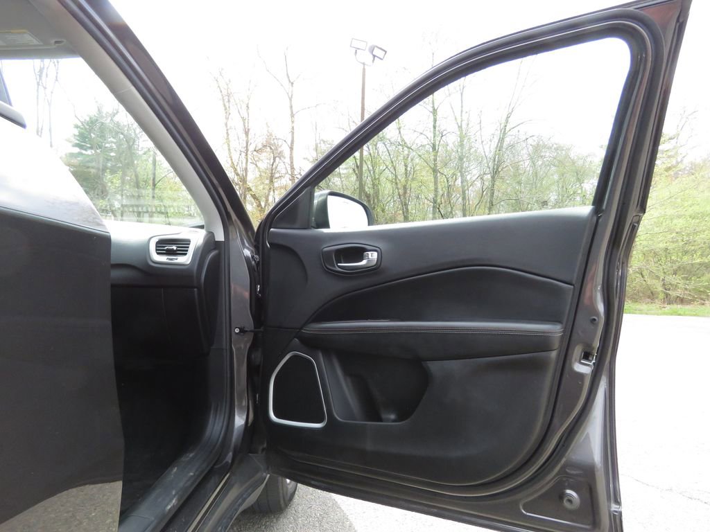Used 2018 Jeep Compass Latitude w/ Cold Weather Group AWD/4WD image 12