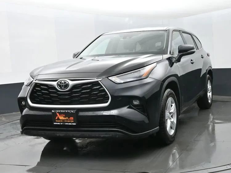 Used 2025 Toyota Highlander LE FWD image 1