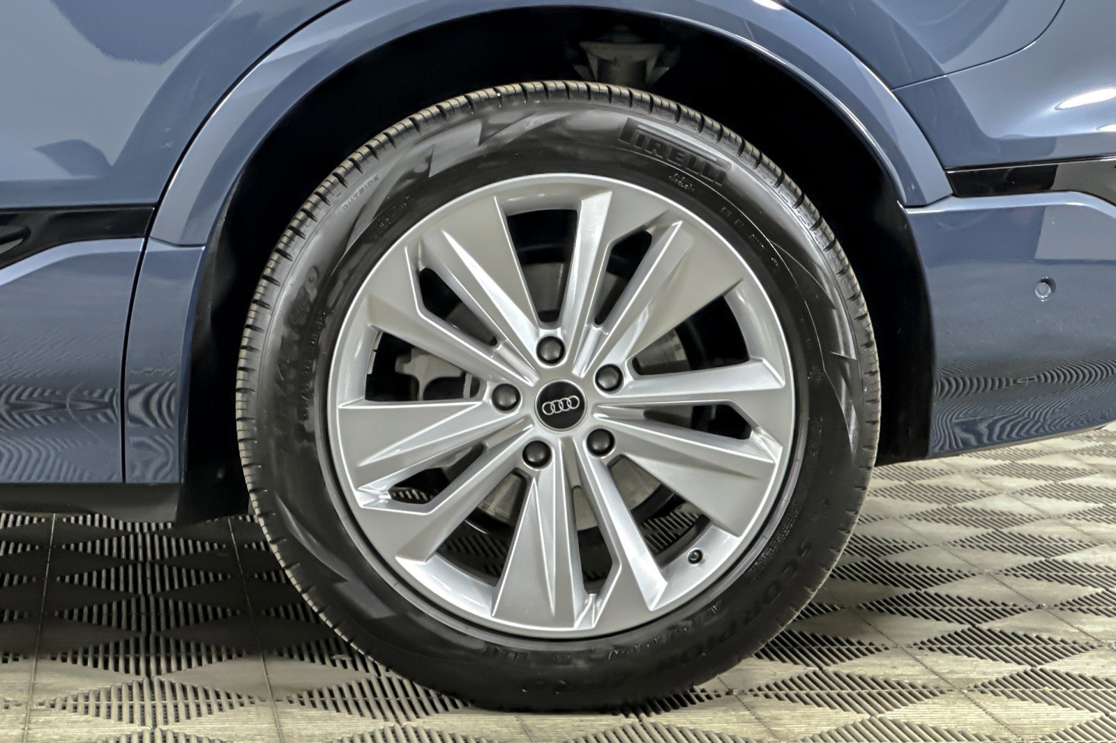 Used 2025 Audi Q6 e-tron Premium w/ Convenience Package image 25