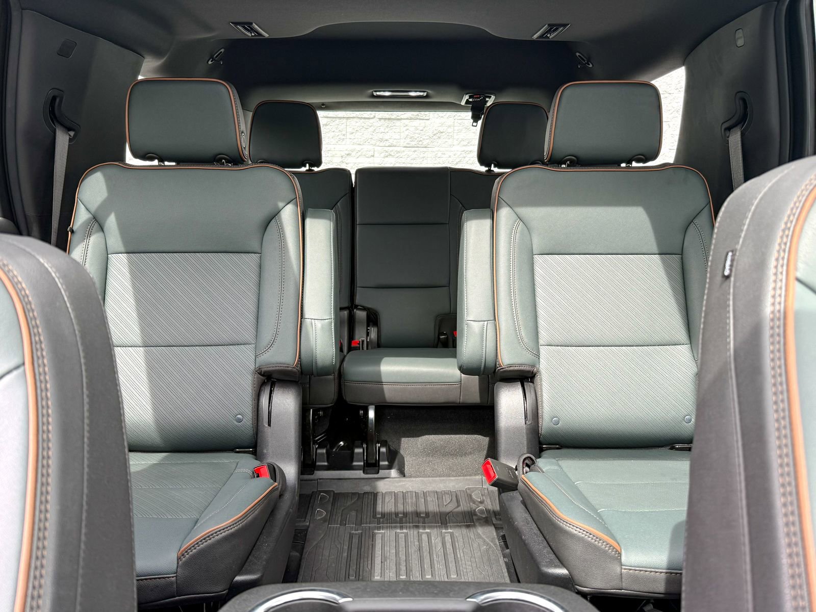 Certified 2025 GMC Yukon AT4 w/ AT4 Premium Package AWD/4WD image 14